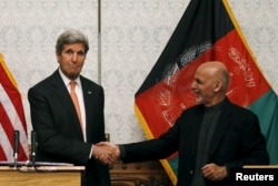 U.S. Secretary of State John Kerry shakes hands with Afghanistan's President Ashraf Ghani during a news conference in Kabul, Afghanistan, April 9, 2016.