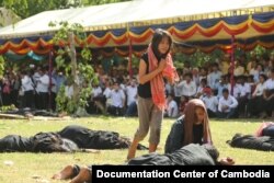 ការ​សម្តែង​បង្ហាញ​ពី​អំពើ​សាហាវ​ព្រៃផ្សៃ​របស់​ខ្មែរ​ក្រហម​មកលើ​ប្រជាពលរដ្ឋ​ខ្មែរ​ស្លូតត្រង់​នៅ​‍‍«ថ្ងៃ​នៃ​ការ​ចងចាំ និង​ថ្ងៃ​រំឭក​វិញ្ញាណកន្ខ​របស់​ជន​រងគ្រោះ​នៃ​របប​ខ្មែរក្រហម» ដែល​ប្រារព្ធ​ធ្វើ​ឡើង​នៅ​ថ្ងៃទី២០ ខែ​ឧសភា ឆ្នាំ២០១៥។ (រូបថត៖ មជ្ឈមណ្ឌល​ឯកសារ​កម្ពុជា)