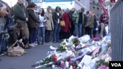 People gather outside the Bataclan music hall in Paris, France, Sunday Nov. 15, 2015. (Photo: L. Bryant/VOA)