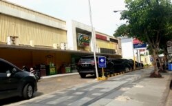 Salah satu pusat perbelanjaan di Surabaya barat, tidak nampak adanya antrian pembeli bahkan cenderung sepi (Foto: VOA/ Petrus Riski).