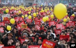 Protesters shout slogans during a rally against the impeached South Korean President Park Geun-hye in downtown Seoul, South Korea, Dec. 17, 2016.