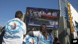 El féretro de Jenni era de su color preferido, el rojo y decorado con mariposas.