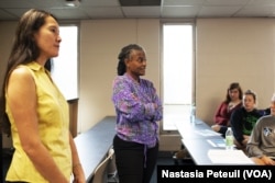 Anita Foeman, professor at West Chester University, gives a class on DNA searching at West Chester, Pennsylvania, September 14, 2017. (VOA/Nastasia Peteuil)