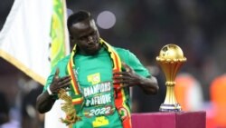 Sadio Mané e o troféu do CAN 2021