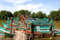 កន្លែងចតទូកនេសាទរបស់ប្រជាពលរដ្ឋក្នុងឃុំត្រពាំងសង្កែ ស្រុកទឹកឈូ ខេត្តកំពត កាលពីថ្ងៃទី ៣ ខែតុលា ឆ្នាំ ២០២១។ (ស៊ុន ណារិន/VOA Khmer)