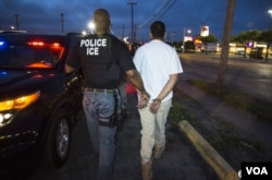 美国联邦探员逮捕非法移民 (美国移民与海关执法局提供)