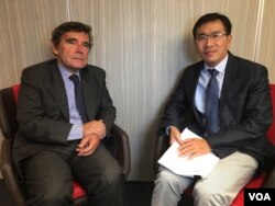 អតីតឯកអគ្គរដ្ឋទូតបារាំង Claude Martin រៀបរាប់ពី​ដំណើរការចរចា​សន្តិភាព​និង​ទស្សនៈ​របស់​លោក​ពីការអនុវត្ត​កិច្ចព្រមព្រៀង​សន្តិភា​ព​ទីក្រុង​ប៉ារីស​ក្នុង​រយៈពេល​២៥ឆ្នាំ​កន្លង​មកនេះ។ (ពិន ស៊ីសុវណ្ណ/VOA)