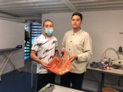 Pencari suaka Afghanistan Payman Haideri bersama lulusan sekolah mode Kyle Emunson, di Antony, dekat Paris, Perancis, 11 Juni 2021. (REUTERS/Michaela Cabrera)