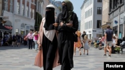 Dua muslimah mengenakan cadar berjalan di pusat pertokoan di Kopenhagen, Denmark (foto: ilustrasi).