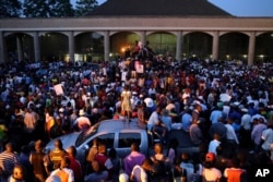 Supporters of Zimbabwe's incoming leader Emmerson Mnangagwa wait for his arrival at the Zanu PF Headquarters in Harare, Nov, 22, 2017.