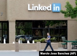 资料照：一名男子走过位于加州山景城的领英公司总部。