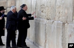 Državni sekretar SAD Majk Pompeo dodiruje Zid plača, u Jerusalimu, 22. marta 2019.