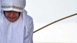 Seorang remaja perempuan dihukum cambuk di depan publik di Banda Aceh karena berduaan (berkhalwat) dengan pria yang bukan muhrimnya (foto: dok).