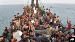 Rohingya boat people off the coast of Indonesia