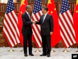U.S. President Barack Obama, left, and Chinese President Xi Jinping shake hands before a bilateral meeting at Westlake State House in Hangzhou in eastern China's Zhejiang province, Sept. 3, 2016.