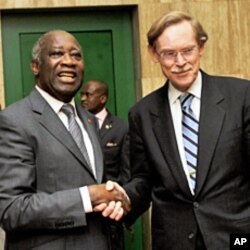 World Bank Pres. Robert Zoellick (R) is greeted by the Pres. of Ivory Coast Laurent Gbagbo at the Presidential Palace in Abidjan, 29 Jan 2010