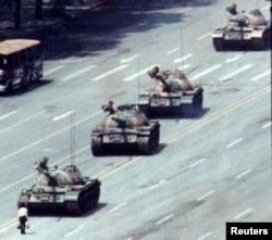 1989年6月5日北京市民站在长安街的坦克前。