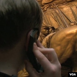 Pengunjung musium Galery Seni Nasional bisa menikmati karya-karya seni yang dipamerkan dengan mengikuti tur audio.