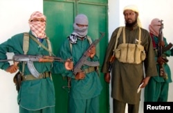 FILE - Sheik Muktar Robow Abu Mansur (2nd R), spokesman of Somalia's Islamic al-Shabab, leaves a news conference after vowing to step up attacks against government soldiers and foreign troops in Mogadishu, Dec. 14, 2008.