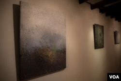 ការតាំងពិព័រណ៌ «មួយផ្នែកតូច» នៅហាងកាហ្វេទីនេះ ក្នុងទីក្រុងភ្នំពេញ ប្រទេសកម្ពុជា កាលពីថ្ងៃទី២៧ កញ្ញា ២០១៧។(ទុំ ម្លិះ/VOA)