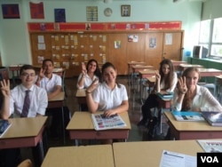 High school students at Saint George Academy in New York’s East Village where many Ukrainian-Americans live, offer the patriotic “trident salute” representing Ukraine’s national coat of arms, New York, Sept. 10, 2014. (Adam Phillips/VOA).
