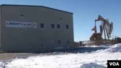 An oil services company building can be seen in Dickinson, North Dakota, Dec. 4, 2016. (G. Flakus/VOA)