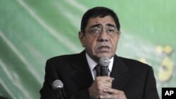 Former Prosecutor General Abdel Mejid Mahmoud speaks to reporters in Cairo, Nov. 24, 2012.