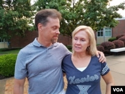 At Thursday’s funeral of an University of Virginia student Otto Warmbier, who died just days after returning from North Korea, where he was detained nearly a year and a half, Paul and Britta Schwartz from Wyoming, Ohio, send condolences to the Warmbiers.(Photo: Ham Jiha / VOA Korean Service)