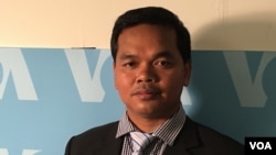 លោក ប៉ា ច័ន្ទរឿន នាយក​មជ្ឈមណ្ឌល​ទស្សនវិជ្ជា​អនុវត្តន៍​និង​សីលធម៌​កម្ពុជា ក្នុង​បទសម្ភាសន៍​ជាមួយ​VOA នៅ​ក្នុង​រដ្ឋធានី​វ៉ាស៊ីនតោន នៅ​ថ្ងៃ​ទី​៣ ខែ​សីហា ឆ្នាំ២០១៧។