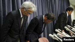 Mitsubishi Motors Corp's President Tetsuro Aikawa (C) bows with other company executives during a news conference to brief about issues of misconduct in fuel economy tests at the Land, Infrastructure, Transport and Tourism Ministry in Tokyo, Japan, April