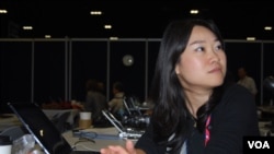 Yingzi Tan is a reporter covering the Republican National Convention for China Daily, Tampa, Florida, August 28, 2012. (J. Featherly/VOA)