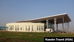 À l'aéroport de Bamako, au Mali, le 9 janvier 2017. (VOA/Kassim Traoré)