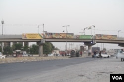 As civilian volunteers wait for their convoy to Kirkuk, Peshmerga fighters returning from battle say they were losing ground because forces under the control of Baghdad have better weapons, Oct. 16, 2017. (Photo: H. Murdock / VOA)
