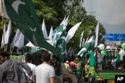 People buy Pakistani flags to celebrate the 70th Independence Day in Rawalpindi, Pakistan, Aug. 14, 2017. Pakistan gained its independence from British colonial rule in 1947.