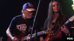 Rock Romano on stage with Ally Venable in Houston. (G. Flakus/VOA)