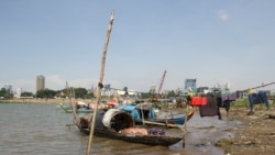 A fishing boat is docked near the Tonle Sap River bank in Sangkat Chroy Changva, Khan Chroy Changva, Phnom Penh, June 9, 2021. (Vicheika Kann/VOA)