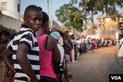A line of voters snakes out of a polling station onto the street in Freetown, Sierra Leone's capital, March 7, 2018. (Photo: Jason Patinkin / VOA)
