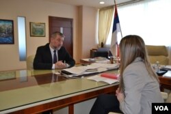 Novinarka Tanja Gatarić razgovara sa ministrom Alenom Šeranićem