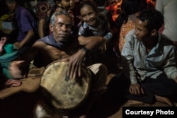 អ្នក​ភូមិ​អារ៉ែង​លេង​ភ្លេង​ដោយ​វាយ​ស្គរ ដើម្បី​ប្រារព្ធ​ពិធី​បុណ្យ​ថ្វាយ​បង្គុំ​គ្រូ។ (រូប​ថត​ផ្តល់​ឲ្យ​ដោយ ម៉ម កល្យាណី)