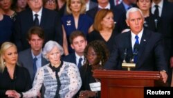 Potpredsednik Majk Pens drži govor na komemoraciji Džonu Mekejnu