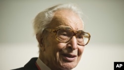 Kennedy Center honoree Dave Brubeck talks with the media at the John F. Kennedy Center for the Performing Arts for the 2009 Kennedy Center Honors Dec. 6, 2009.