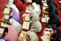 Muslimah mengikuti khutbah di masjid pada hari ke-5 bulan suci Ramadhan di Tangerang pada 26 Agustus 2009. (Foto: AFP/Adek Berry)