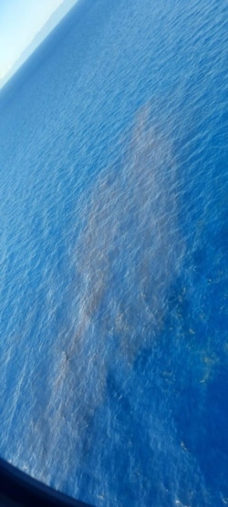 Tumpahan minyak tampak di lokasi di mana kapal selam KRI Nanggala 402 yang membawa 53 orang terlihat terakhir kali sebelum ijin menyelam jam 3 WIB hari Rabu (21/4). (Foto: TNI Angkatan Laut)