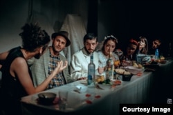 Azərbaycan Dağınıq Oda (ADO) Teatrının "Toy" tamaşasından səhnə