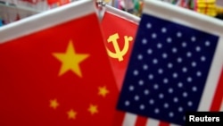 ཚོང་ཁང་ཞིག་ཏུ་ཨ་རི་དང་རྒྱ་ནག་དམར་ཤོག་ཚོགས་པའི་དར་ཆ་གཉིས་བཤམས་སྟོན་བྱས་ཡོད་པ།