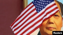 资料照：为欢迎美国总统特朗普访华，美国国旗在北京天安门毛泽东画像前飘扬。（2017年11月8日）