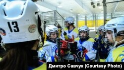 Перший чемпіонат із любительського жіночого хокею між командами зі США та України