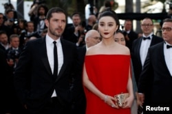 女星范冰冰和男星梅尔维尔·珀波（Melvil Poupaud）出席第70届戛纳电影节主竞赛单元影片《牡丹花下》（The Beguiled）的首映礼（2017年5月24日）。