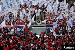 Ribuan buruh dari berbagai organisasi menggelar aksi di dekat Monas, Jakarta Pusat memperingati Hari Buruh Internasional, Rabu 1 Mei 2019.