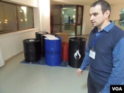 Sampel minyak mentah di Siberia dipajang di museum Rusia di Siberia Utara. (Foto: VOA)